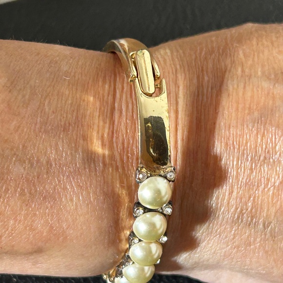 Elegant Gold and Pearl Bracelet - Picture 2 of 5